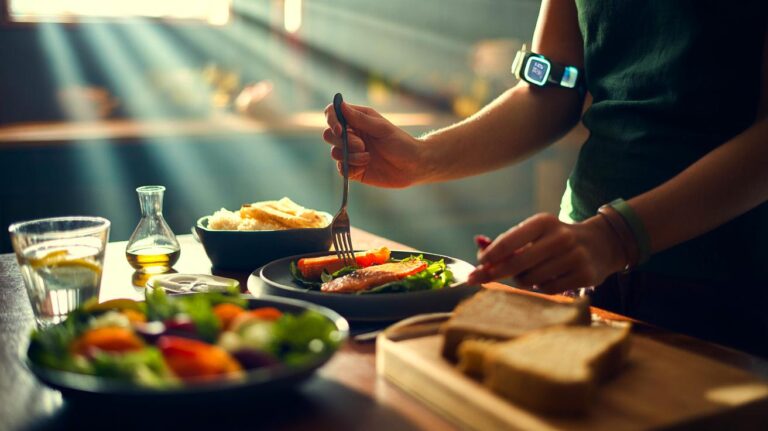 Illustration de l’ordre des aliments au repas — fibres et protéines d’abord, glucides en dernier — pour réguler la glycémie